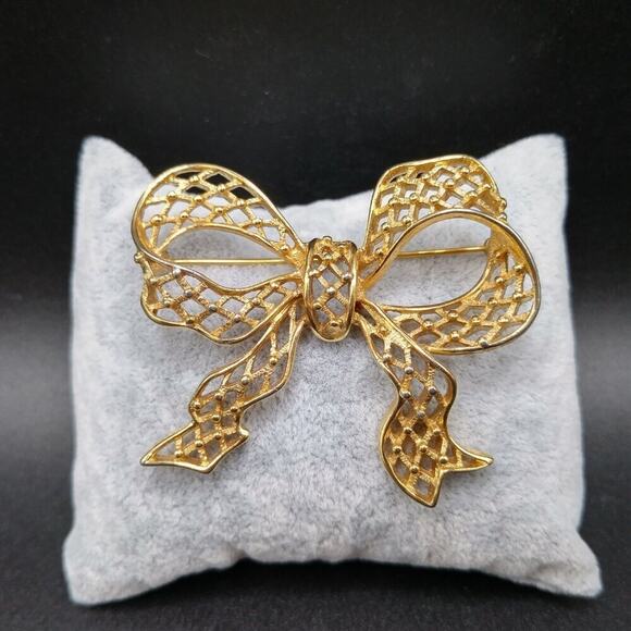 Vintage Monet Bow Brooch, Gold Plated Open Work Design, 2" x 2 1/4" - Picture 6 of 9